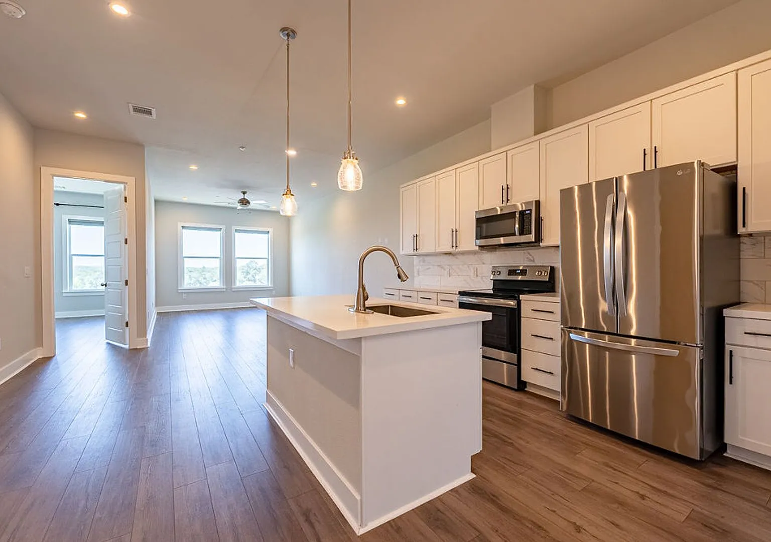 Stylish 2 bedroom, 2 bathroom Condo in East Austin. Must See Oportunity! — Photo 1