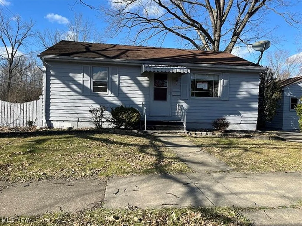 432 Smith St photo 1