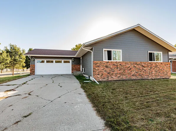 1702 Whitestone Cir S, Fargo, ND 58103