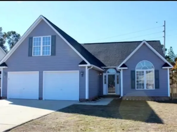 1047 Gatesville Dr, Hope Mills, NC 28348
