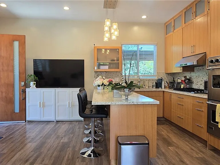 1018 La Presa Dr — Photo 2