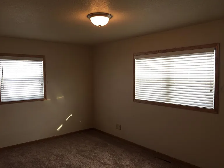Master Bedroom (upstairs) - (16' x 13')
