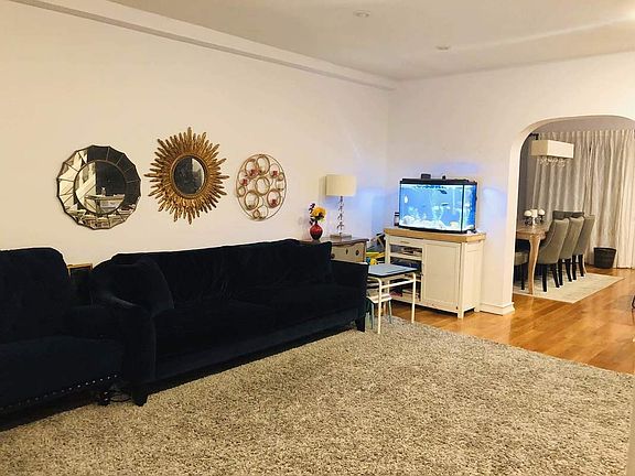 2nd image of 2817 Hobart St #1