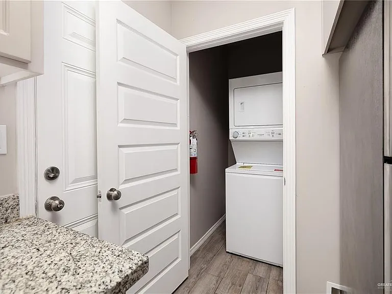 1105 W Kennedy St #9 — Photo 6