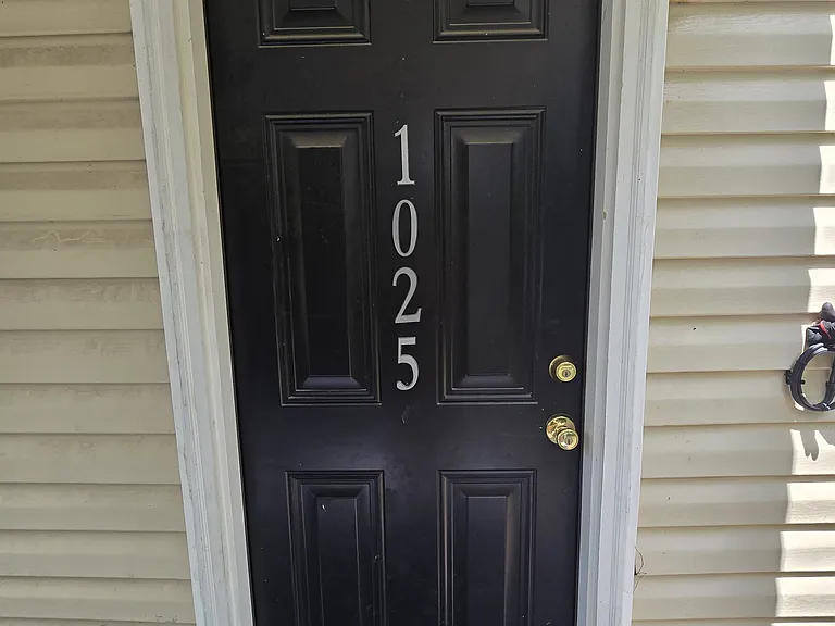 1025 Bradley Ln — Photo 6