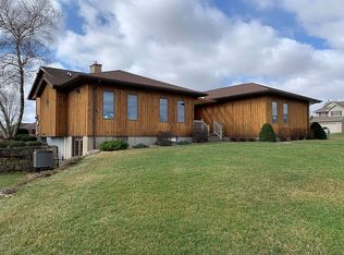 104 Woods Edge Dr, Edgewood, IA 52042