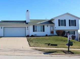 W201N16208 Ash Dr, Jackson, WI 53037