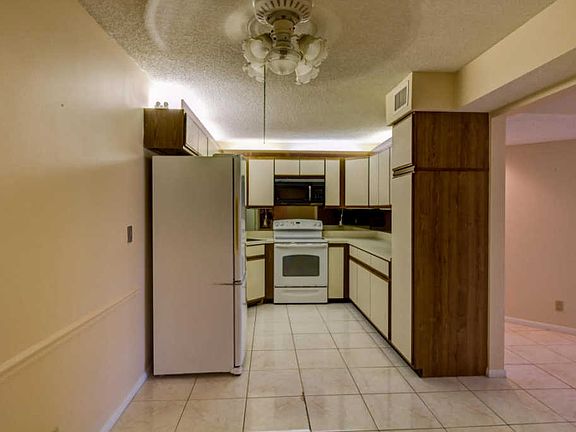 3rd image of 13831 Oneida Dr APT C1