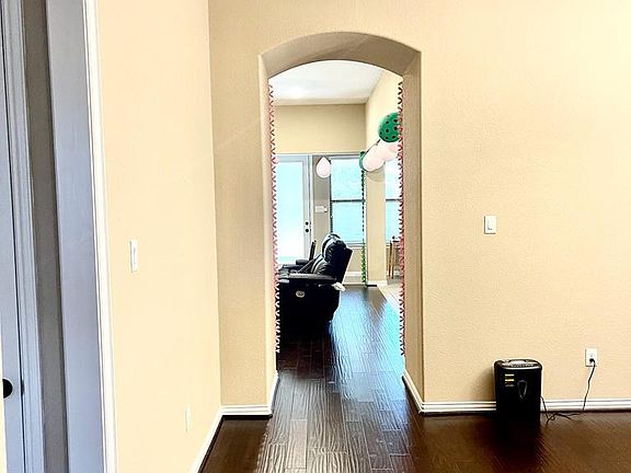 5th image of 2414 Sweetwater Ln