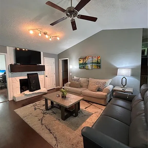 2134 Atkinson Ln — Photo 2