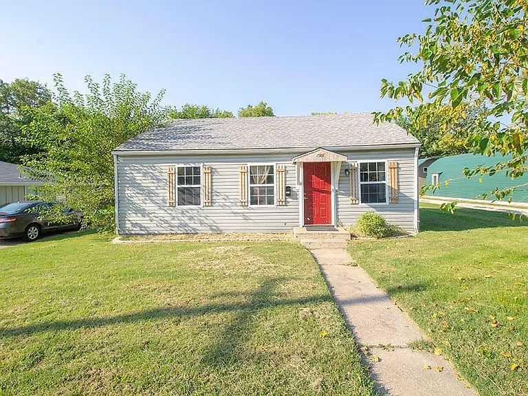 1507 W Worley St — Photo 1