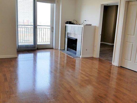 5th image of 828 W Grace St APT 908