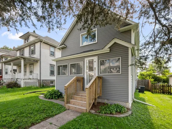 421 39th St, Moline, IL 61265