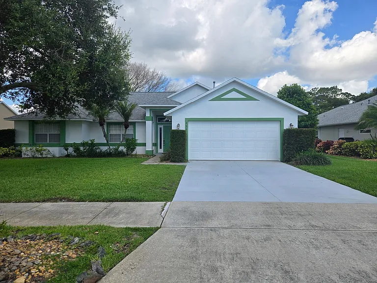 292 Carmel Dr — Photo 1