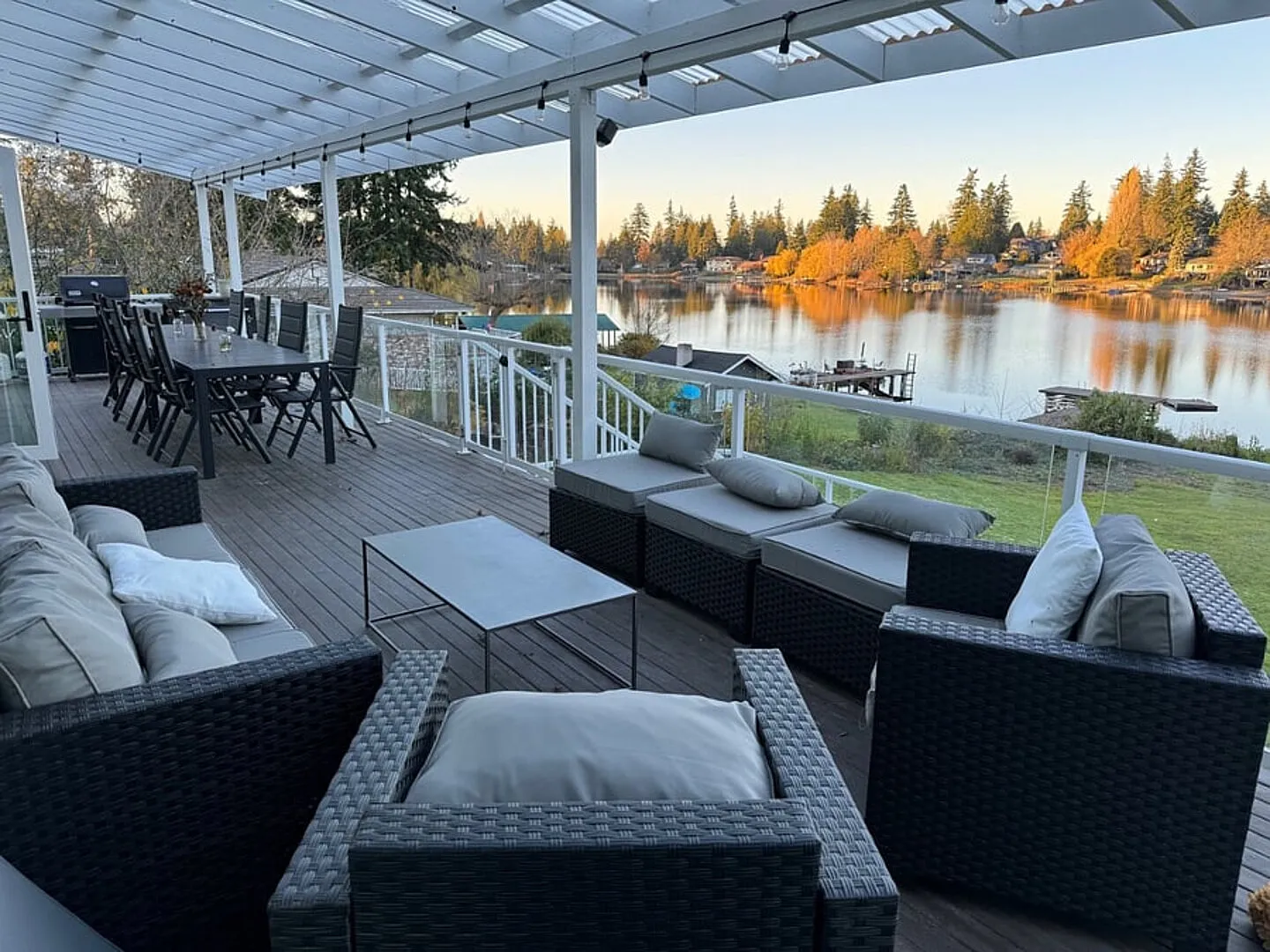 5 Bedroom Lake House with Open Floor plan and Deck — Photo 2