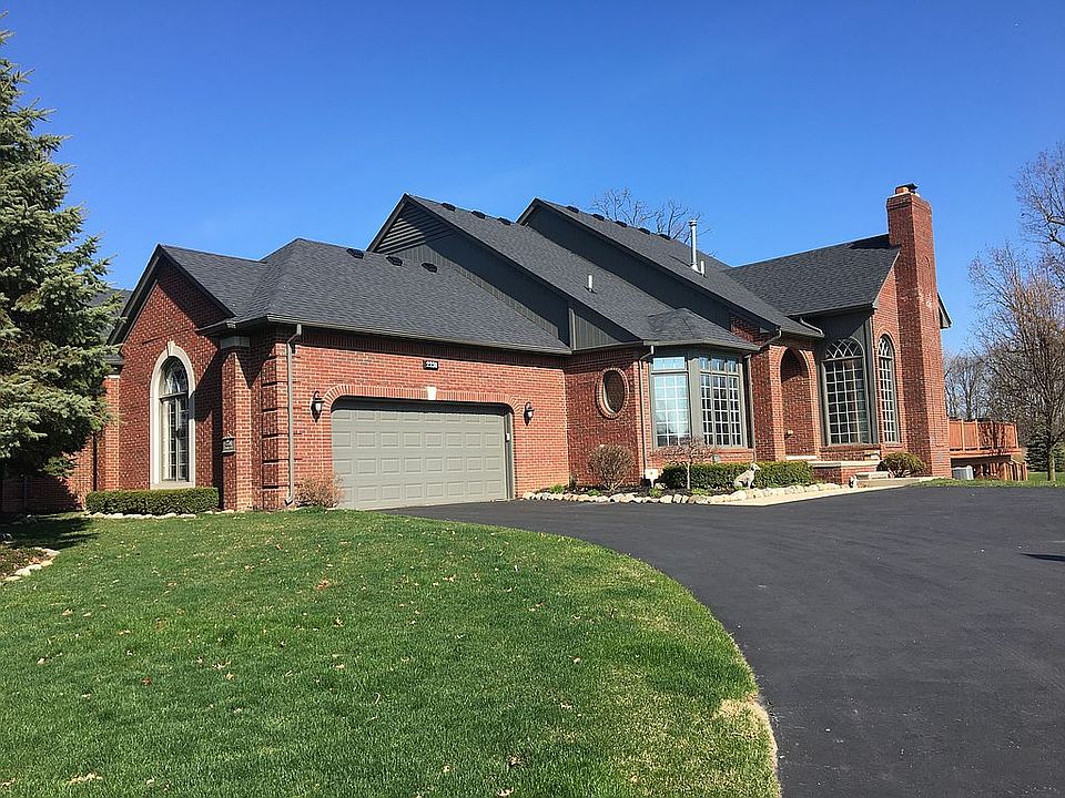 Large Driveway/ample parking
