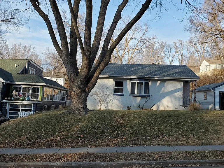138 Elmwood Dr — Photo 2