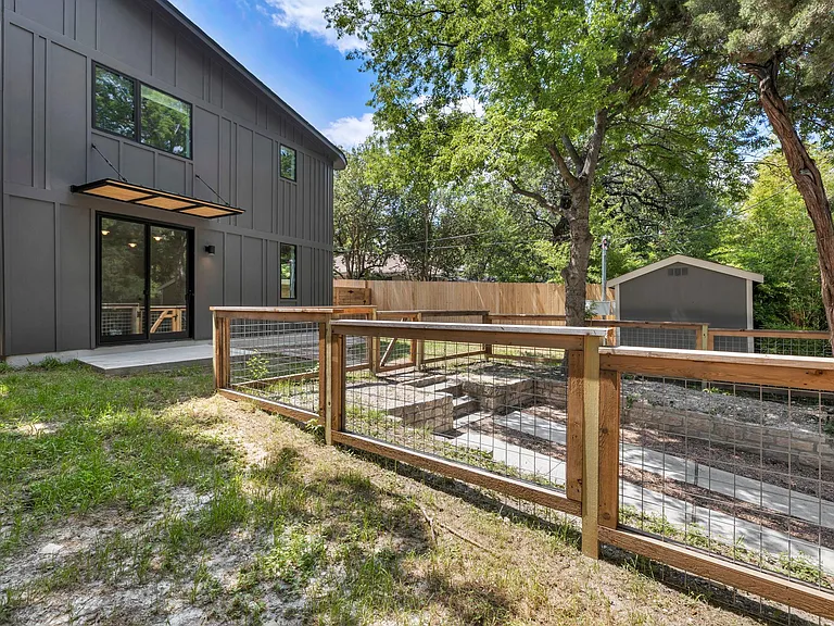 2403 Wilson St — Photo 27