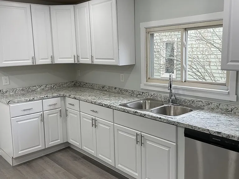15 Duane Ave — Photo 9