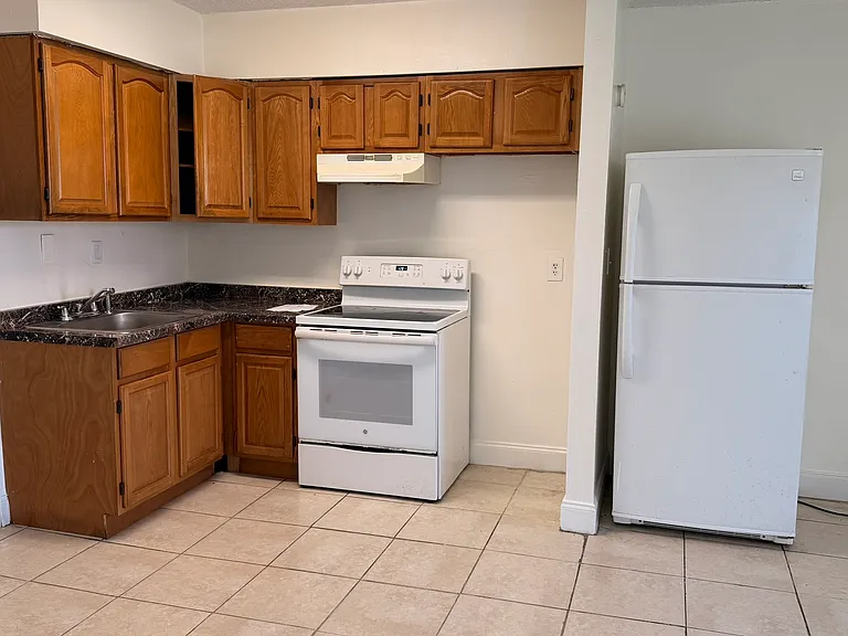 640 SW 9th Ct #11 — Photo 11