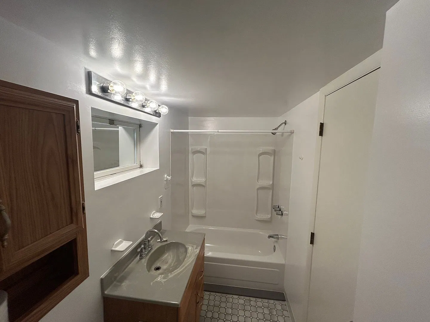 Spacious 4-Bedroom, 3 bathroom Home with Modern Kitchen and Backyard — Photo 4