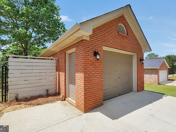 5th image of 563 Heathmoor Dr