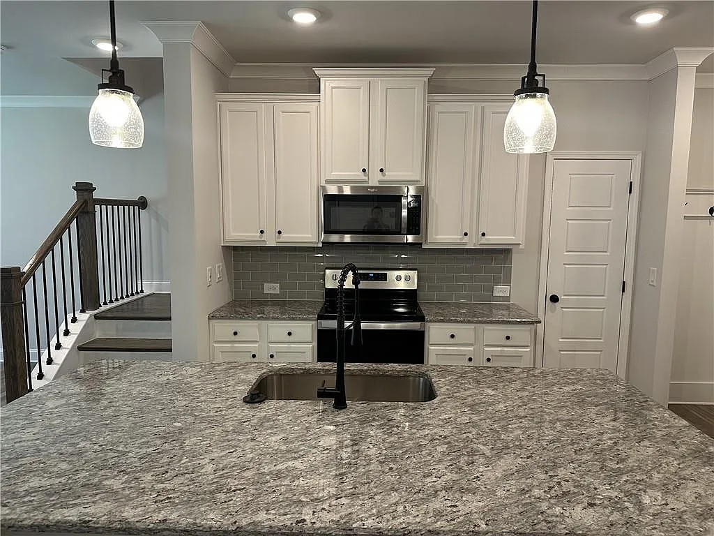 3 bed, 2.5 bath, 2033 sqft, $2,050 — Photo 4