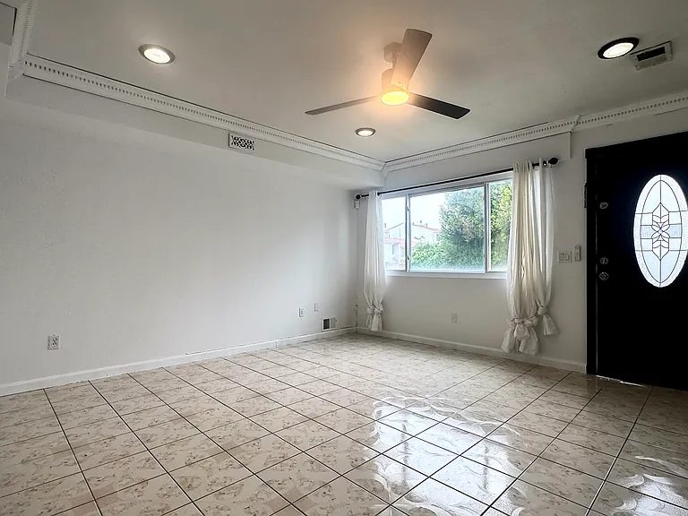 49 Country Dr W — Photo 4