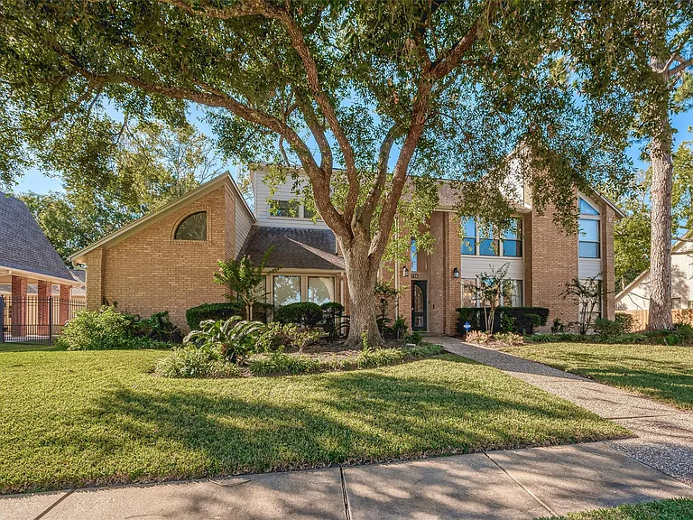 15714 Sylvan Lake Dr — Photo 2