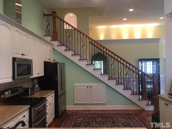 4th image of 9 Haywood Ct