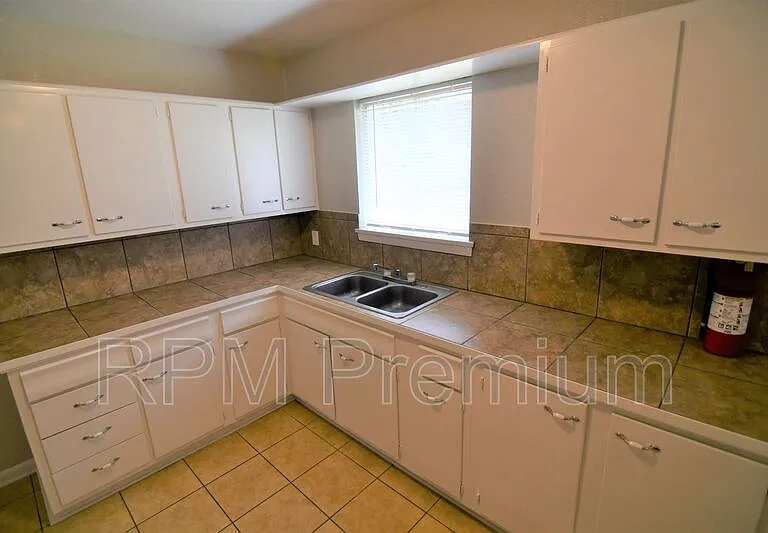 2424 Toledo St — Photo 9