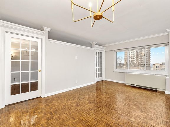 4th image of 2200 Victory Pkwy APT 807
