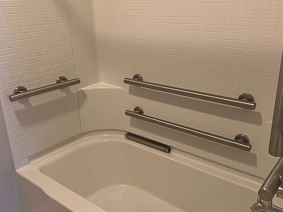 5th image of 8717 Hanna Ln NE #103