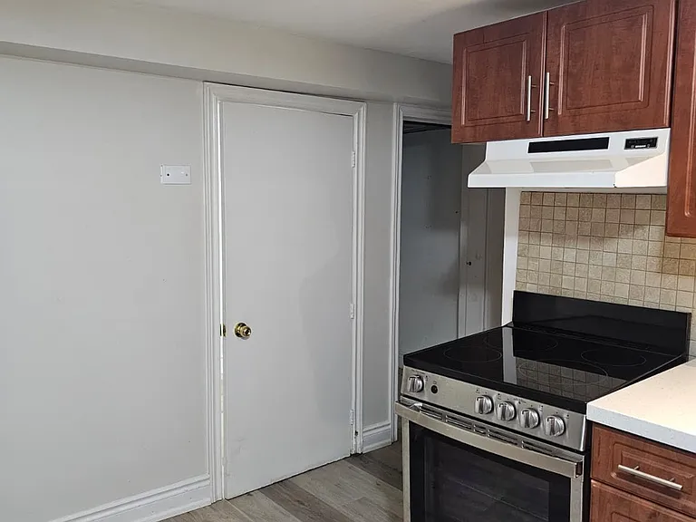 672 Jane St #LOWER LEVEL — Photo 18
