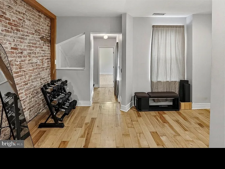 121 W Hamburg St — Photo 5