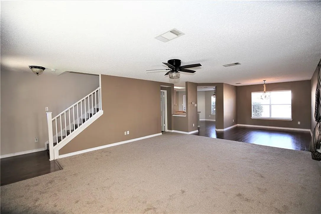 4 bed, 2.5 bath, 2583 sqft, $2,295 — Photo 4