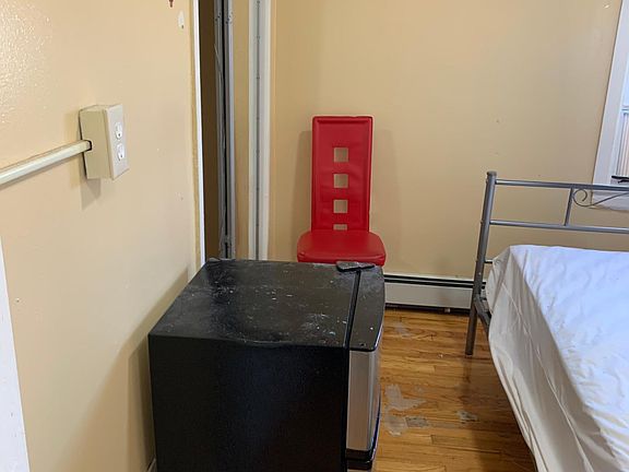 2nd image of 1013 E 222nd St Floor 1