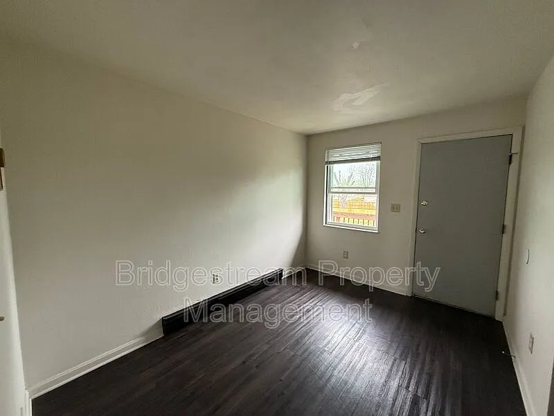 2 bed, 1.0 bath, 870 sqft, $925 — Photo 2