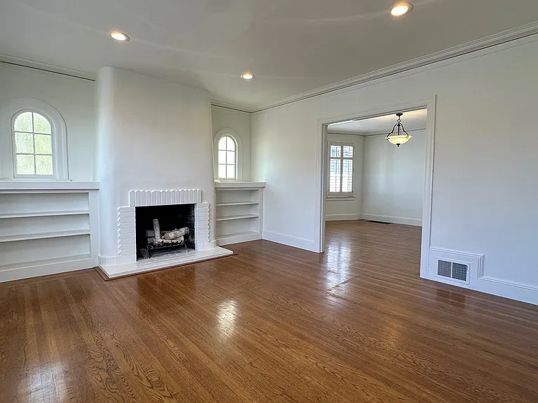 11 Southwood Dr — Photo 3