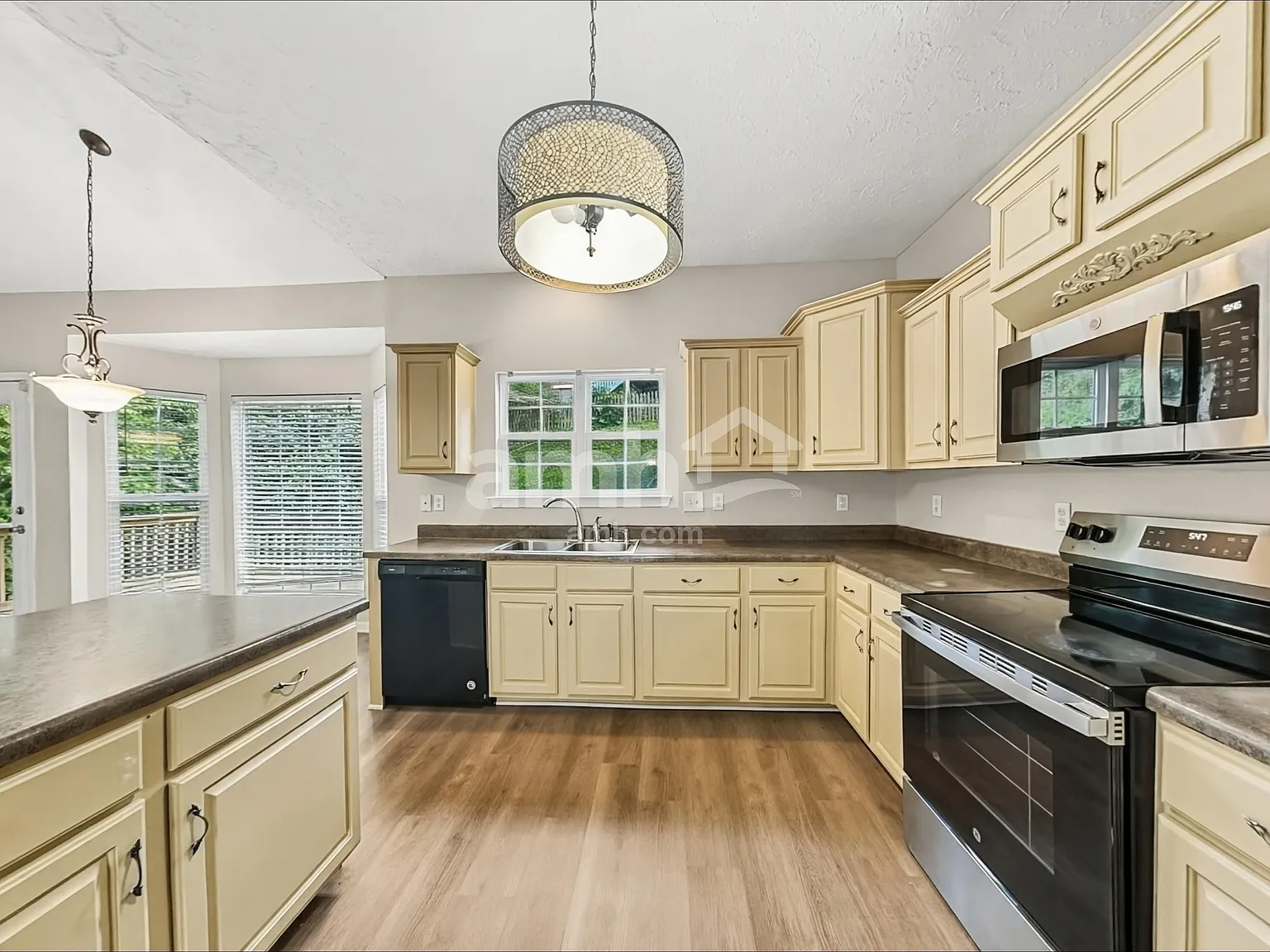 3 bed, 2.0 bath, 2200 sqft, $2,535 — Photo 3