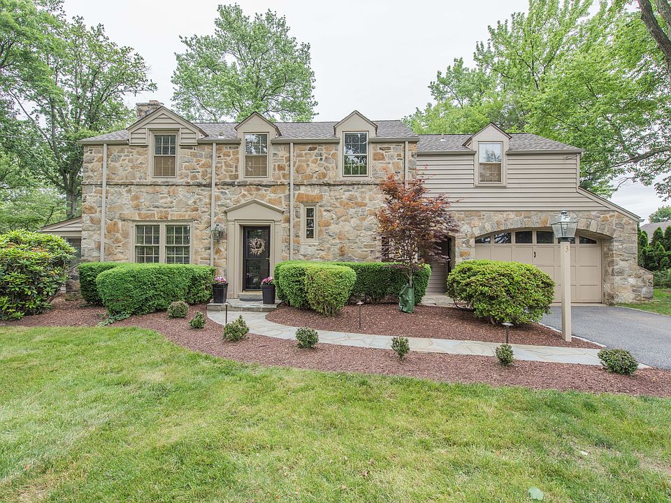 Charming 4 BR, 2.5 BA Deerhurst colonial