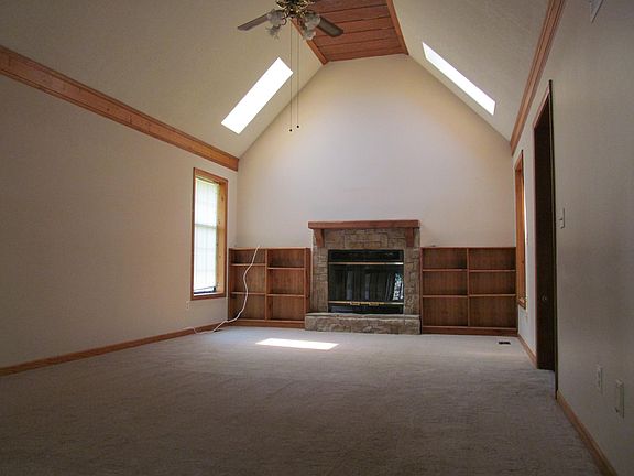 LARGE VAULTED GREAT ROOM WITH SKYLIGHT AND CEILING FAN