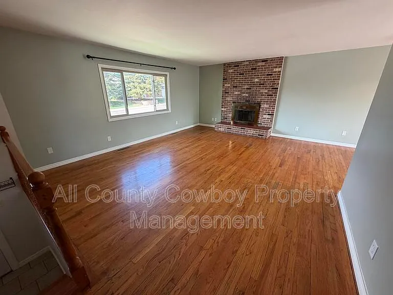 1602 Mitchell St — Photo 3