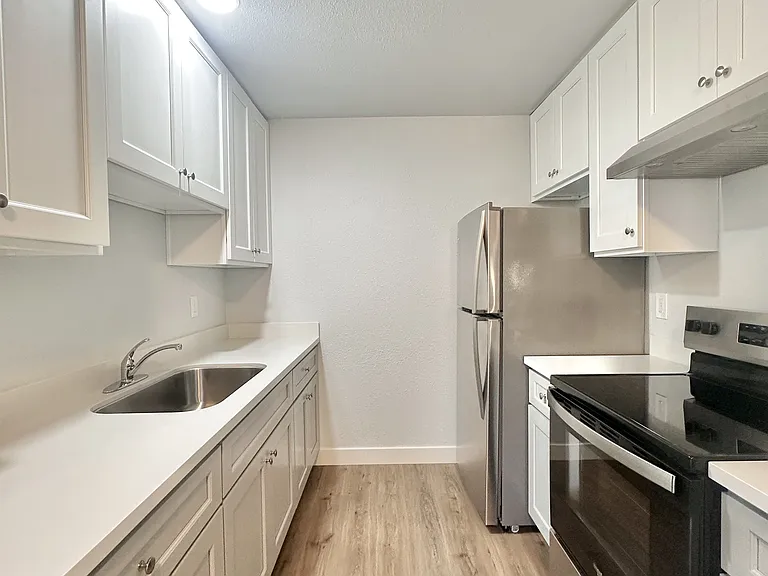 303 Pine Ave — Photo 2