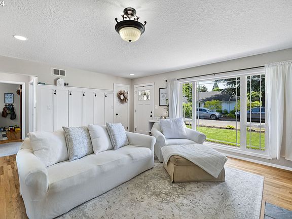 2nd image of 427 NE Birchwood Dr