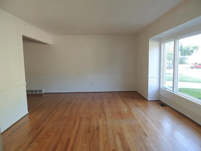 2098 Yorktown Dr — Photo 3