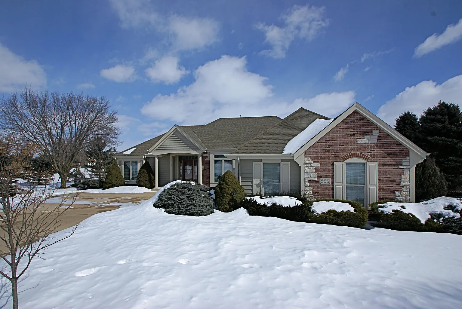 555 Maurice Dr photo 1