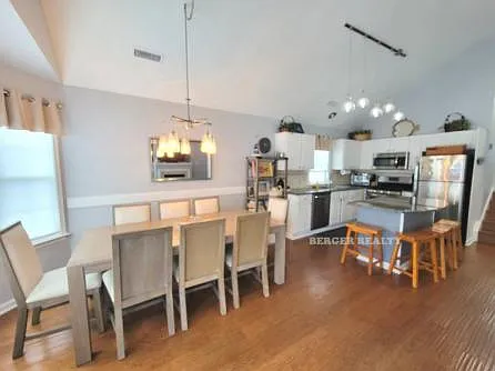 3 bed, 1200 sqft, $2,200 — Photo 3