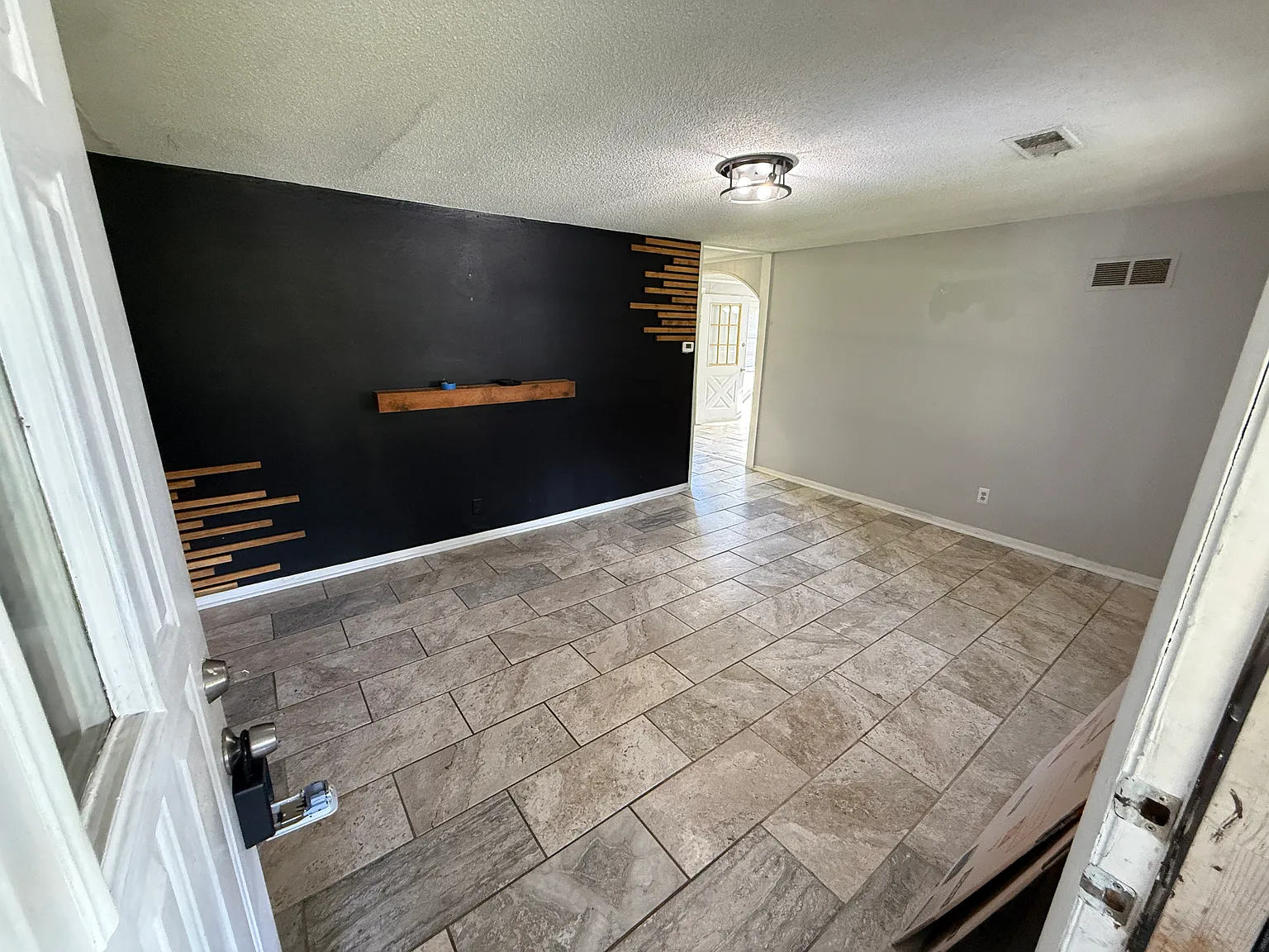 3 bed, 1042 sqft, $1,595 — Photo 3