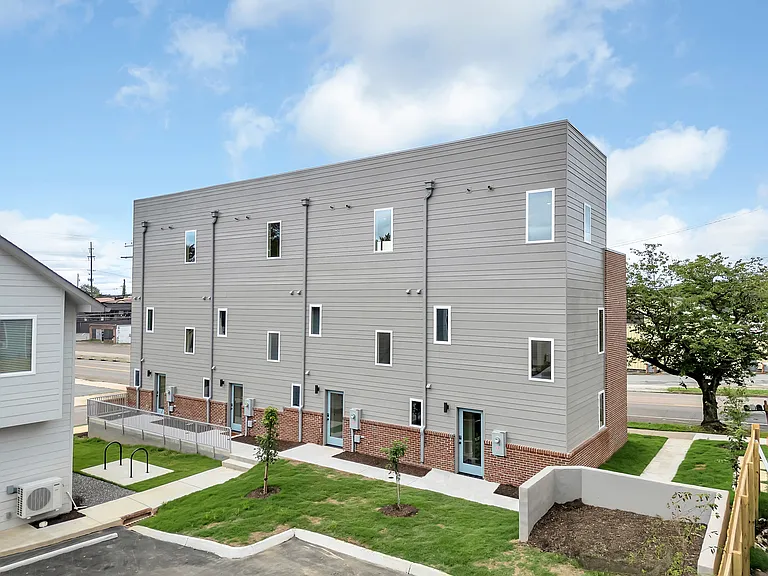 113 E Oldham Ave — Photo 33